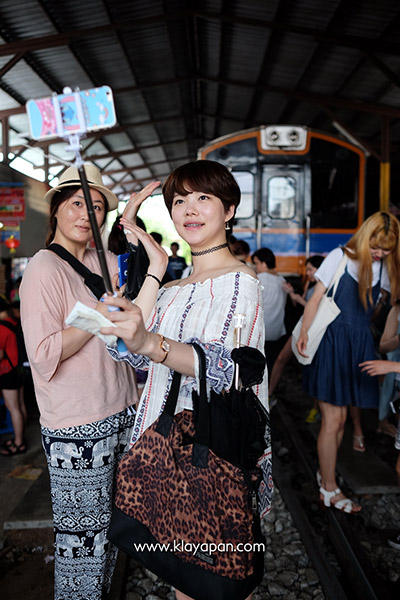 maeklong market