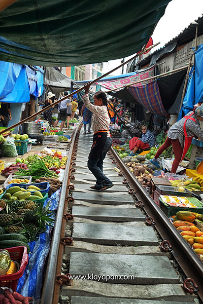 maeklong market