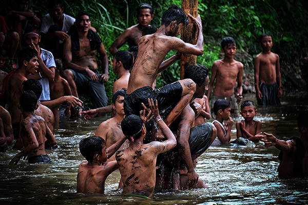 17 agustus, hut ri, hari kemerdekaan, petrus loo, stock images, stock photo, bendera indonesia, bendera merah putih, kampung aur, medan, panjat pinang