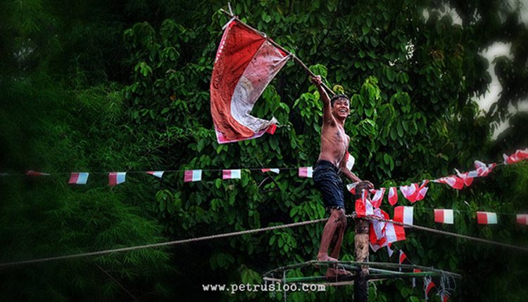 17 agustus, hut ri, hari kemerdekaan, petrus loo, stock images, stock photo, bendera indonesia, bendera merah putih, kampung aur, medan, panjat pinang