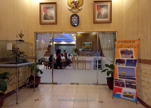 3-2.-ruangan-ber-AC—restoran-simpang-tiga