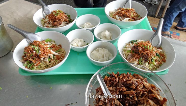 3. mie pangsit yang siap untuk disajikan -mie pangsit akhun medan – klayapan.com