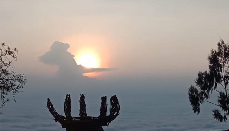 wisata negeri di atas awan, wisata negeri di atas awan di indonesia, wisata di atas awan, wisata di atas awan terindah, wisata bukit terindah di indonesia, negeri di atas awan, di mana negeri di atas awan, negeri di atas awan indonesia, tempat wisata di atas awan, tempat wisata di atas awan indonesia, kampung lolai, wisata kampung lolai, negeri di atas awan kampung lolai