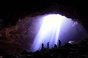 Gua Jomblang, Petualangan Gua Jomblang, Keindahan Gua Jomblang, Tips liburan ke Gua Jomblang, Akomodasi terbaik di Gua Jomblang, Wisata alam Yogyakarta, Goa Indonesia, Wisata Gua Jomblang, Gua Jomblang Yogyakarta