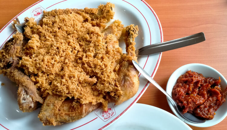 kuliner-malam-di-jakarta-ayam-goreng-suharti