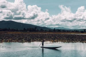 Desa terapung Inle Lake, Keindahan alam Myanmar, Wisata pegunungan Shan, Festival mistis Inle Lake, Perjalanan ke Myanmar, Kerajinan tangan Inle Lake, Pemandangan danau yang memukau, Pesona budaya suku pedesaan, Pengalaman unik di Myanmar, Suasana mistis dan spiritual, Keajaiban alam Inle Lake, Kegiatan seru di Myanmar, Ritual dan doa di desa-desa, Festival keberuntungan Myanmar, Pemandangan matahari terbenam Inle Lake, Tempat belanja kerajinan di Myanmar, Destinasi wisata di Myanmar, Wisata di Myanmbar, Inle Lake, Destinasi wisata Inle Lake