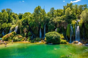 Liburan hemat Eropa, Backpacker Eropa, Itinerary Eropa 2 minggu, Tips liburan Eropa, Destinasi wisata Eropa, Menara Eiffel Paris, Colosseum Roma, Sagrada Familia Barcelona, Acropolis Athena, Charles Bridge Praha