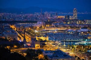 Sagrada Familia Barcelona, Park Güell Barcelona, La Rambla Barcelona, Pantai Barcelona, Kehidupan malam Barcelona, Arsitektur modernisme Catalan, Karya Antoni Gaudí, Wisata seni Barcelona, Wisata kuliner Barcelona, Tempat wisata Barcelona