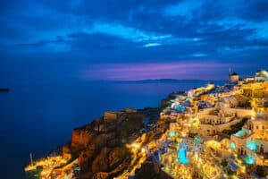 Pemandangan Santorini, Rumah putih Santorini, Matahari terbenam Santorini, Pantai Santorini, Desa tradisional Santorini, Anggur Santorini, Wisata romantis Santorini, Wisata kuliner Santorini, Aktivitas di Santorini, Tempat wisata Santorini