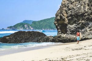 Destinasi wisata Lombok, Pantai Tanjung Aan, Bukit Merese, Air Terjun Tiu Kelep, Gili Trawangan, Desa Sade, Pantai Pink Lombok, Gunung Rinjani, Pantai Semeti, Foto Instagramable Lombok