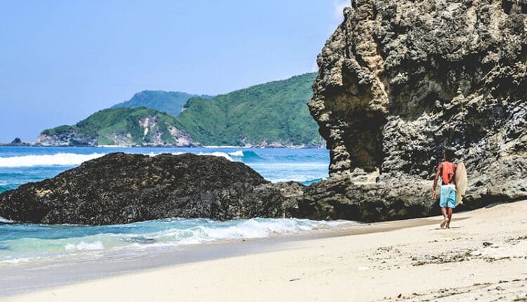 Destinasi wisata Lombok, Pantai Tanjung Aan, Bukit Merese, Air Terjun Tiu Kelep, Gili Trawangan, Desa Sade, Pantai Pink Lombok, Gunung Rinjani, Pantai Semeti, Foto Instagramable Lombok