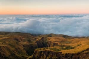 Destinasi wisata Lombok, Pantai Tanjung Aan, Bukit Merese, Air Terjun Tiu Kelep, Gili Trawangan, Desa Sade, Pantai Pink Lombok, Gunung Rinjani, Pantai Semeti, Foto Instagramable Lombok