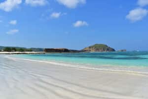 Destinasi wisata Lombok, Pantai Tanjung Aan, Bukit Merese, Air Terjun Tiu Kelep, Gili Trawangan, Desa Sade, Pantai Pink Lombok, Gunung Rinjani, Pantai Semeti, Foto Instagramable Lombok