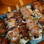 makanan khas Jepang, yakitori ayam panggang khas Jepang, okonomiyaki pancake gurih Jepang, mi udon kuah dashi Jepang, tonkatsu renyah khas Jepang, oden kuah hangat khas Jepang, chawanmushi telur kukus Jepang, sukiyaki hotpot khas Jepang, takoyaki gurita khas Osaka Jepang, tempura udang renyah khas Jepang, onigiri nasi kepal khas Jepang