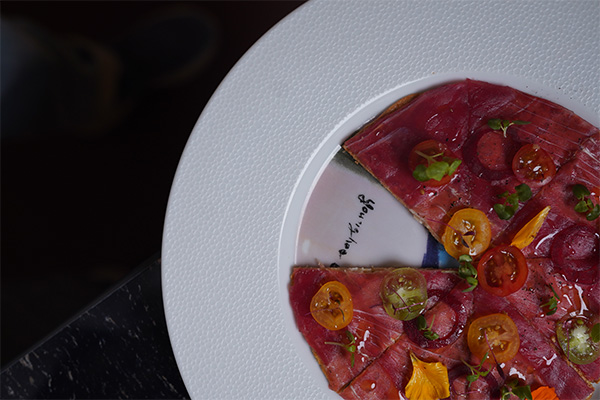 Hidangan beef carpaccio karya Chef Akira Back