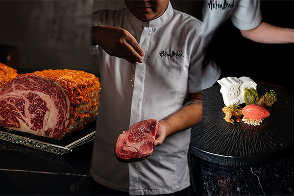 Chef Akira Back menyiapkan wagyu dan hidangan premium