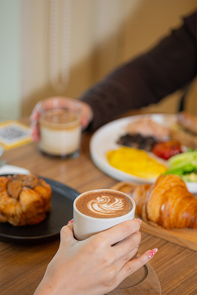 Hot Mocha dan pastry hangat di Louise Bakehouse Medan