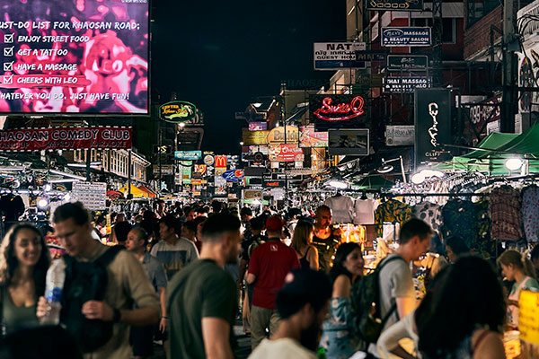 Suasana ramai Khao San Road Bangkok di malam hari