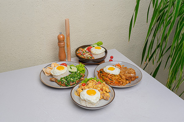 Menu makan berat Louise Bakehouse Medan, nasi ayam dan chowmien katsu