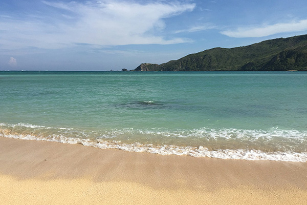 Pasir merica Pantai Kuta Lombok dengan air laut tosca
