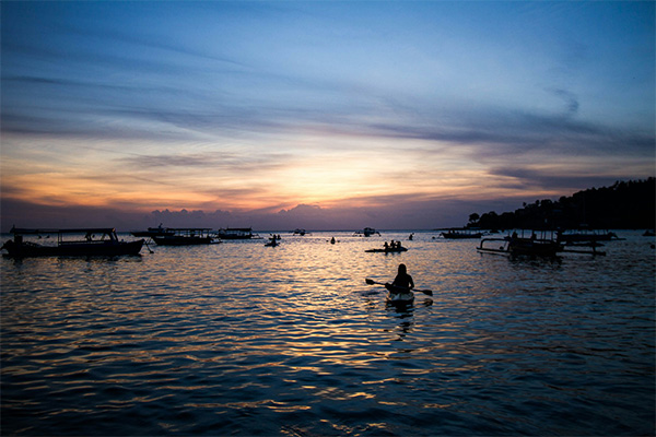 Sunset di Pantai Senggigi Lombok dengan perahu nelayan