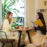 Suasana santai pengunjung menikmati waktu di Louise Bakehouse Medan