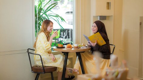 Suasana santai pengunjung menikmati waktu di Louise Bakehouse Medan