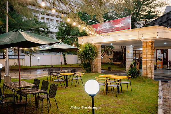 Suasana outdoor Rumah Makan Melaty Parahyangan di Medan