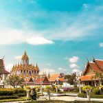 Tempat wisata utama di Bangkok, kuil bersejarah dengan langit biru cerah