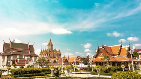 Tempat wisata utama di Bangkok, kuil bersejarah dengan langit biru cerah