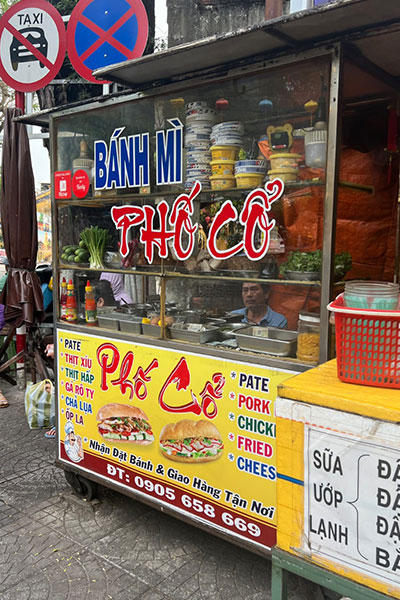 Gerobak banh mi kaki lima khas kuliner Hoi An