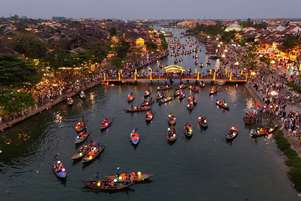 Lantern Festival Hoi An dengan perahu lampion di Sungai Hoai