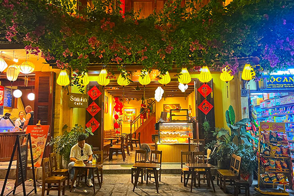 Suasana nongkrong malam di kedai teh pinggir jalan Hoi An