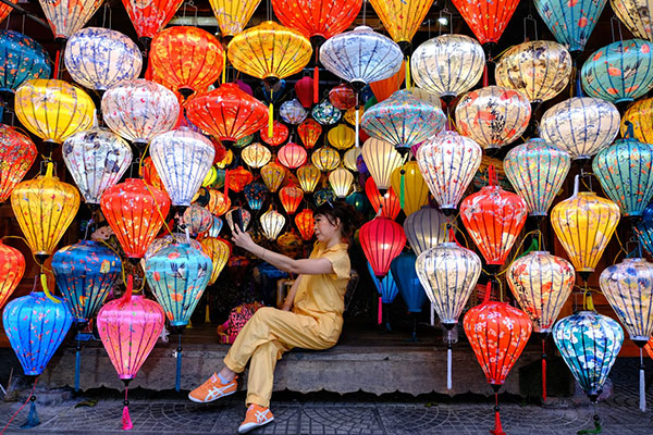 Toko lampion warna-warni ikon wisata Hoi An Vietnam